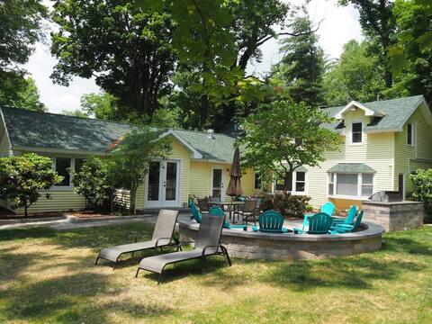 Lorlee - A Large and Luxurious Lakefront Cottage!