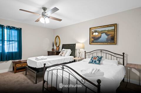 St James Place: Spacious 6-Bedroom Near the Ark!