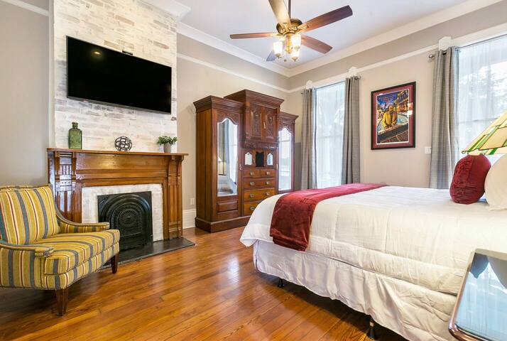 Luxury 5BR Historic New Orleans Home| Free Parking gallery image 2