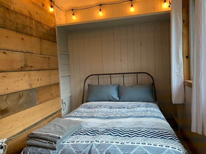 Bunkie- Cama doble con calentador/aire acondicionado.