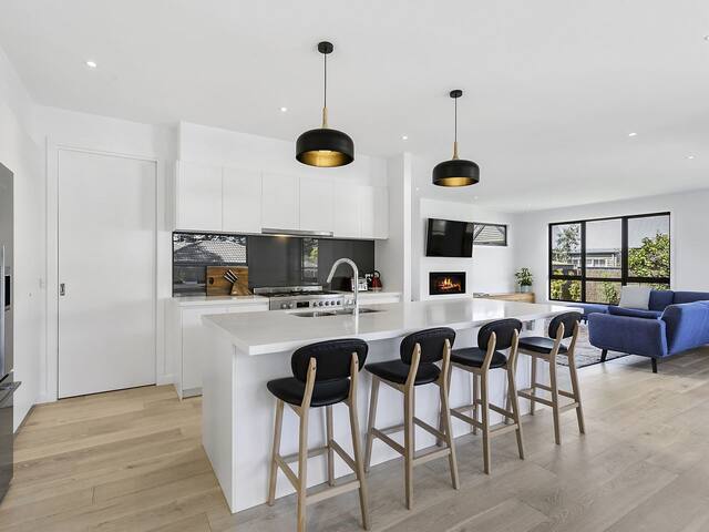 Pool – Spa and 300m Walk To Beach gallery image 5