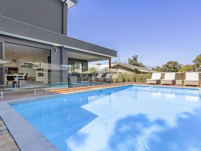 Pool – Spa and 300m Walk To Beach