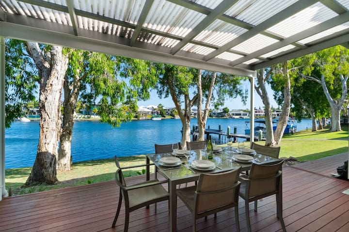 Noosa Entrance 3 Bedroom Waterfront Deluxe T/House