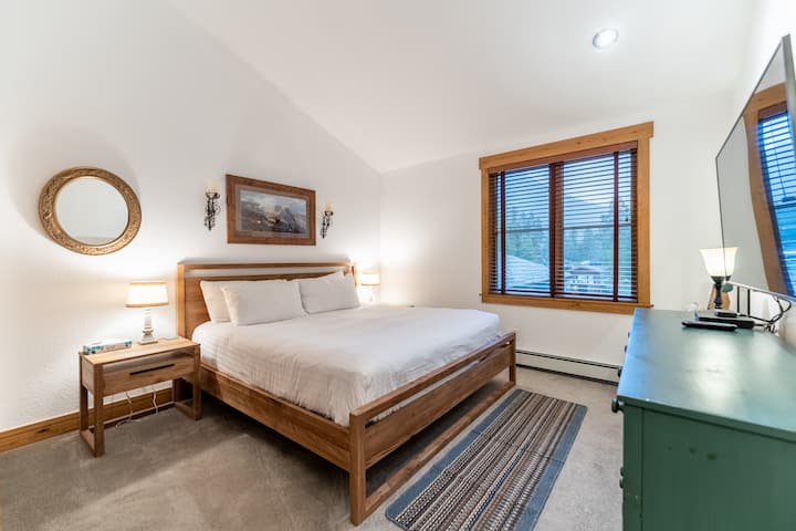 主卧配有一张2米宽双人床。