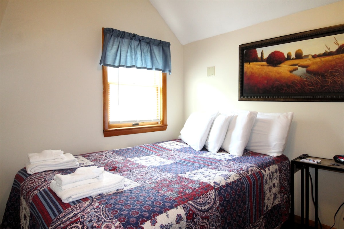 Dormitorio #1 con cama completa y un gran televisor Roku inteligente de pantalla plana para tu placer nocturno.  ¡Solo trae tu aplicación de transmisión favorita!  A partir del verano de 2020, ¡no hay más ventanas de aire acondicionado!  Central ai