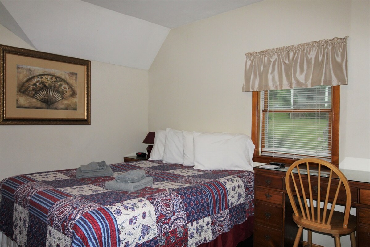 Dormitorio #2 con cama tamaño queen.