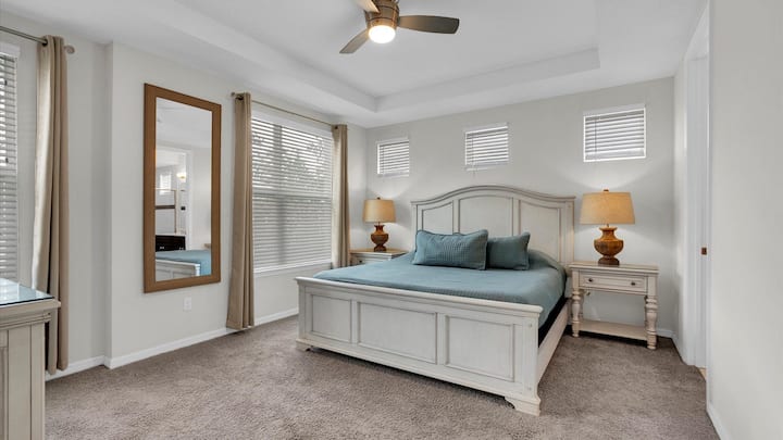 Chumba cha kulala cha Master King 1 Ghorofa
ya chini Bafu iliyoambatishwa