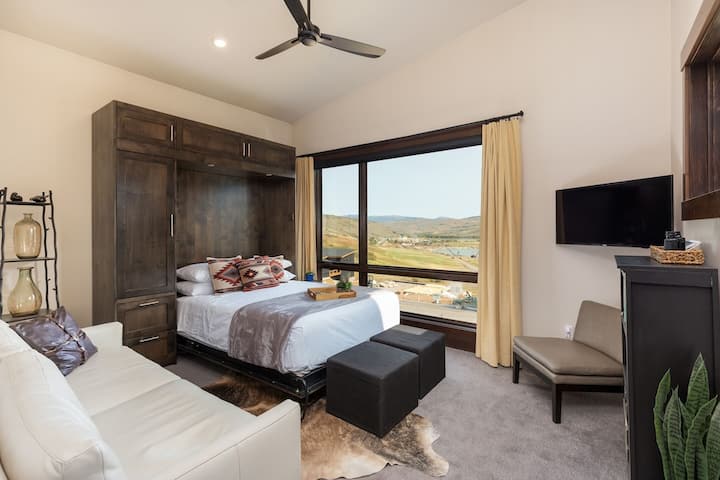 HIGAAN #2 na may queen Murphy bed O flexible na living space.