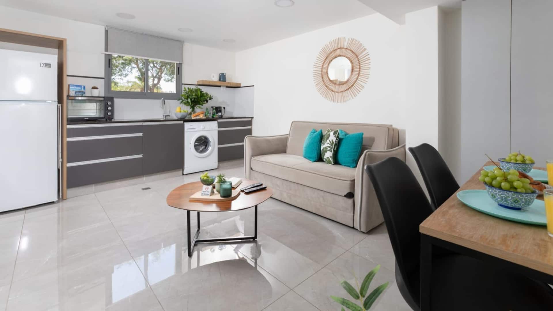 Adom – Modern One-Bedroom Apartment with Living Room, 7 Minutes from the Promenade