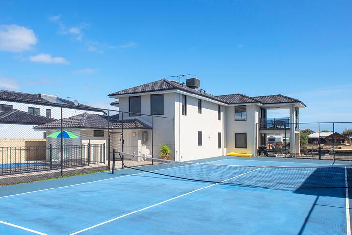 Canal Life – Private Pool and Tennis Court gallery image 2