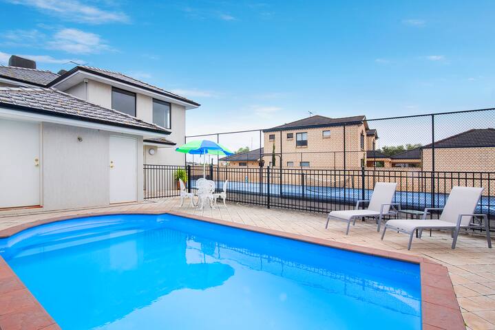 Canal Life – Private Pool and Tennis Court gallery image 3