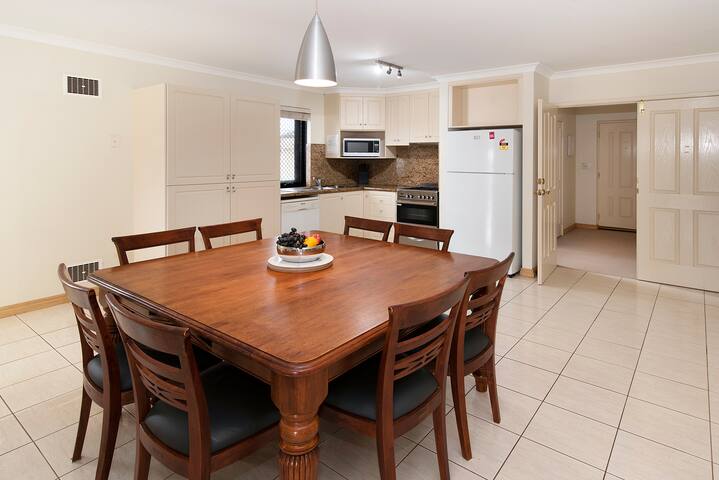 Canal Life – Private Pool and Tennis Court gallery image 4