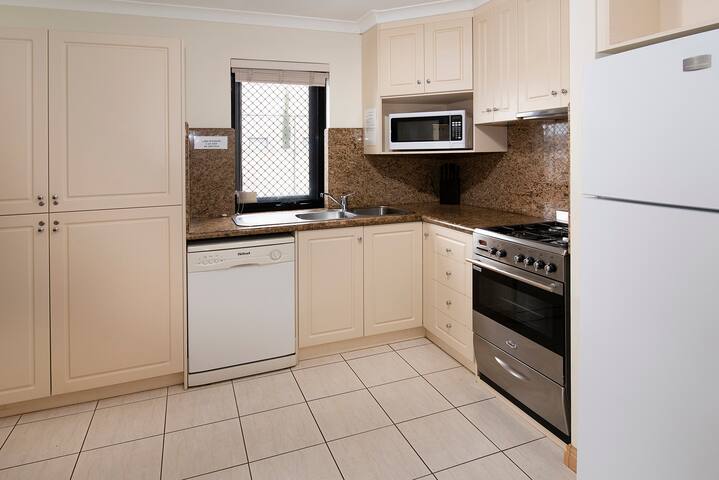 Canal Life – Private Pool and Tennis Court gallery image 5