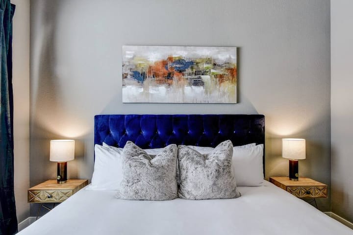 Cómoda y elegante cama tamaño king para ayudarte a relajarte durante tu estancia.