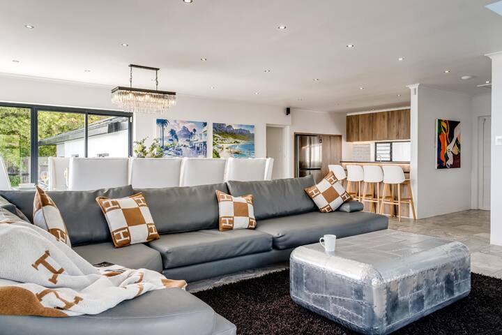 Camps Bay Holiday Villa with Sunset Views gallery image 5