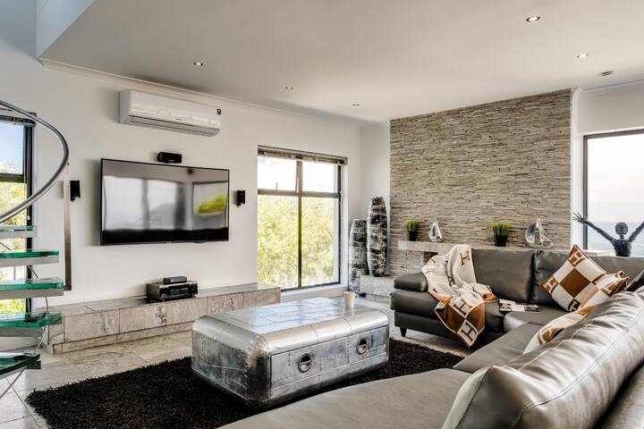 Camps Bay Holiday Villa with Sunset Views gallery image 4