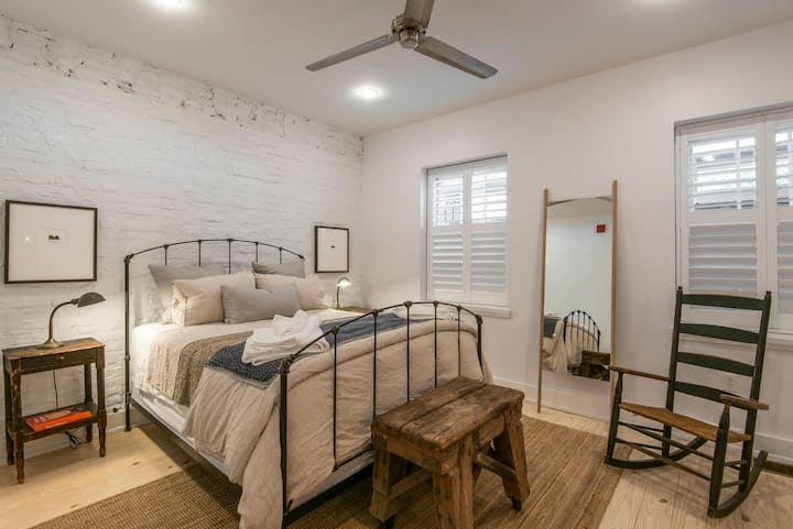 Spálňa č.1, jednotka 1 - Mäkké osvetlenie a teplé textúry vytvárajú pokojnú oázu.