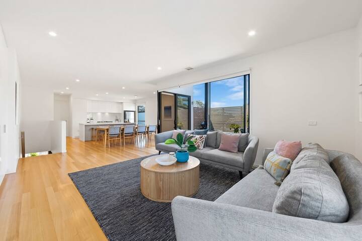 Como Villa | Family Retreat Close to Beach & Shops gallery image 4