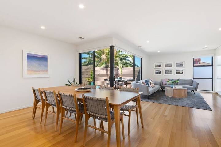 Como Villa | Family Retreat Close to Beach & Shops gallery image 2