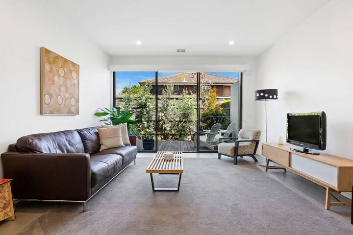 Como Villa | Family Retreat Close to Beach & Shops gallery image 5