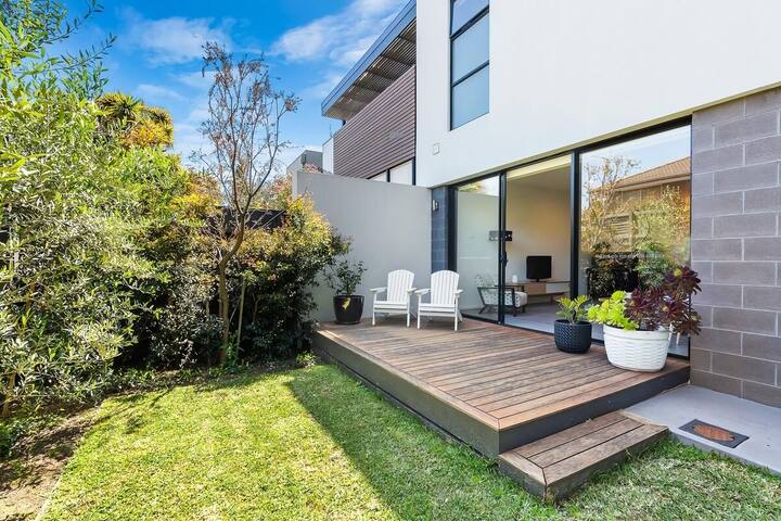 Como Villa | Family Retreat Close to Beach & Shops gallery image 3