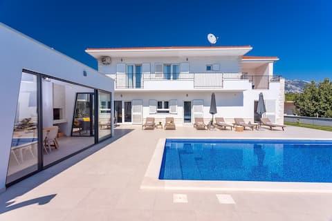 VILLA ALMIC, heated pool, Media room, playground