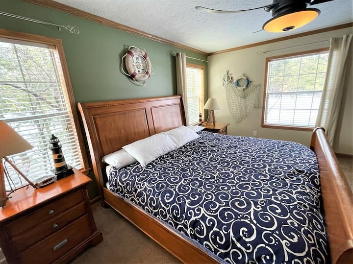 Dormitorio principal con cama king y TV