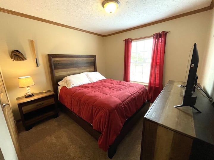 Dormitorio 2 con cama tamaño queen y TV