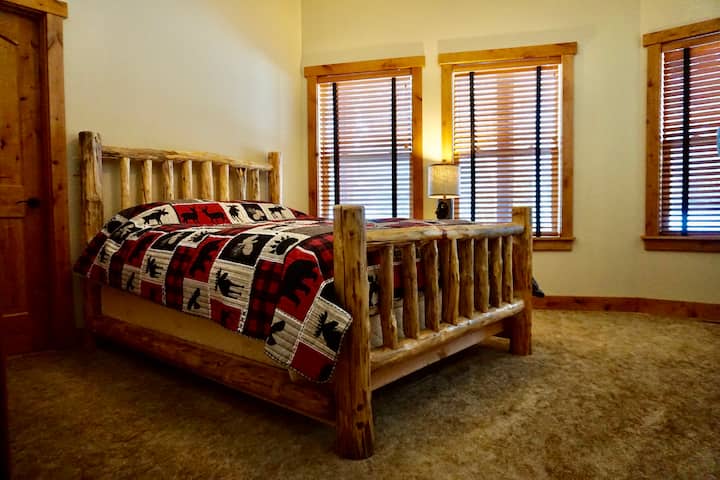 Guest Room on Ground Floor- Queen Bed