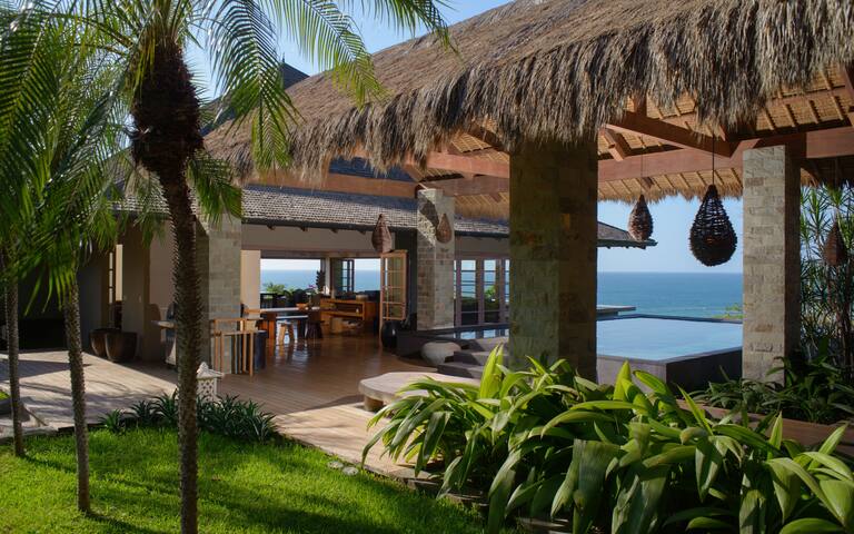 Casa Alang Alang - Oceanview, steps to the beach