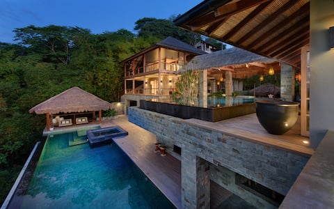 Casa Alang Alang - Oceanview, steps to the beach