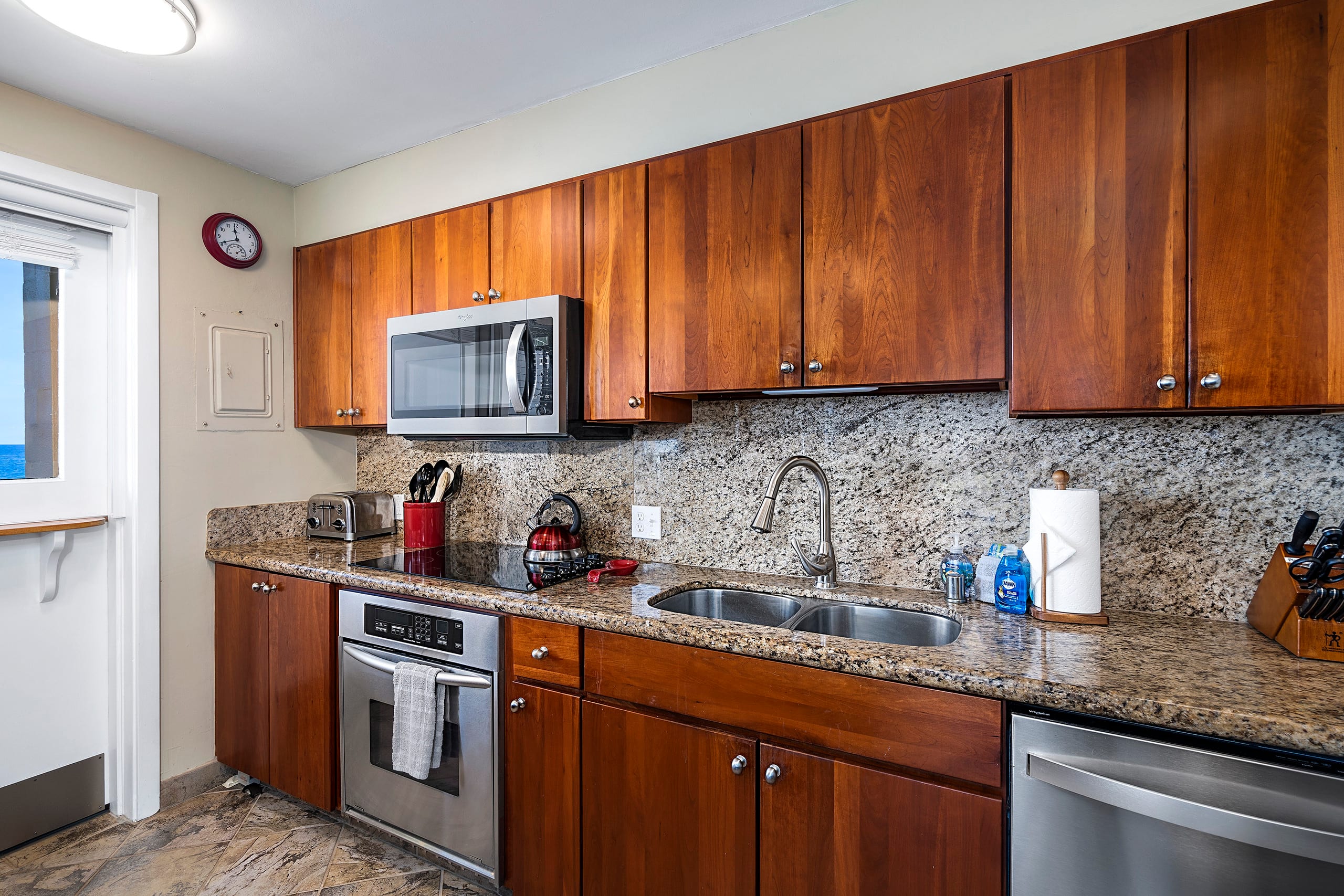 Condo in Kailua-Kona · ★4.86 · 2 bedrooms · 3 beds · 2 baths - Image 9