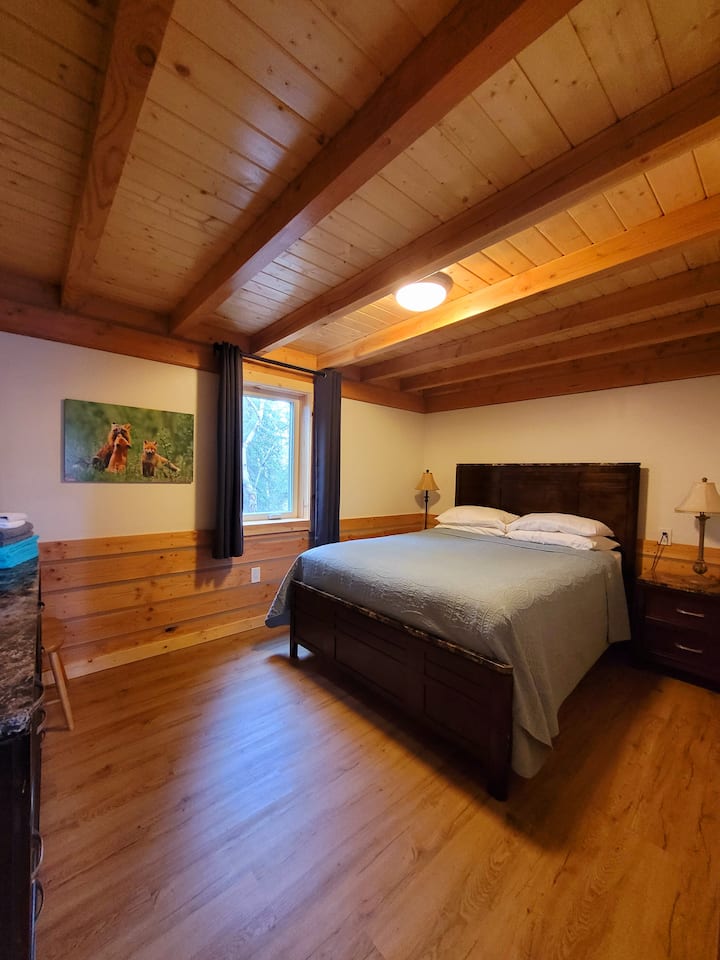 1 cama tamaño queen con cómoda