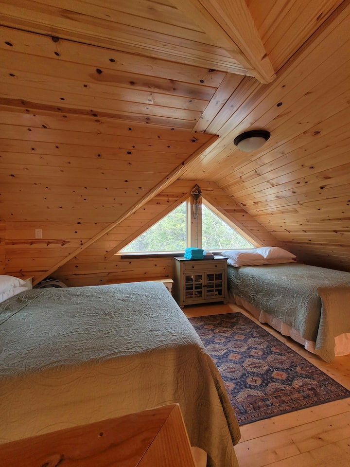 1 cama tamaño queen y 1 cama doble