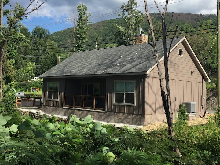 Creekside Bliss | 2br Cabin  Walk To Downtown  Patio + Fireplace + Wifi - Gatlinburg, TN