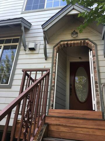 Cora Street Retreat – 2 bedroom in Portland gallery image 3