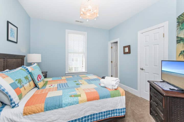 Просто, спокойно и чисто на плажа! Тази спалня на горния етаж разполага с удобно двойно легло, спокоен крайбрежен декор и смарт телевизор - идеален за почивка след слънчев ден.