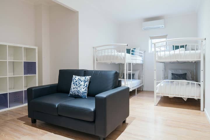 Детска спалня 2 на долния етаж (спалня 6) ЗАБЕЛЕЖКА: тази стая ще бъде заключена, ако резервацията е за по-малко от 11.