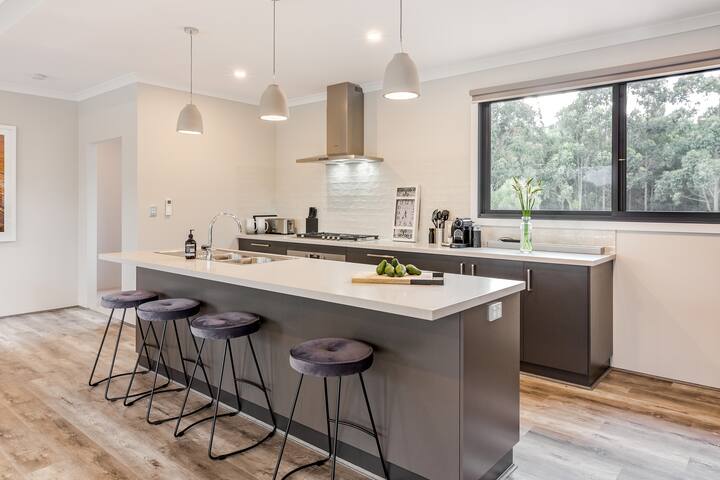 Bonnie: Lakeside Relaxation surrounded by Wineries gallery image 5