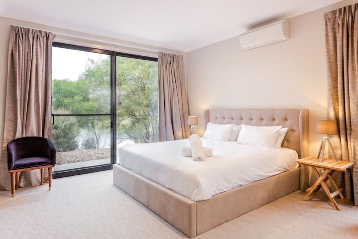 Bonnie: Lakeside Relaxation surrounded by Wineries gallery image 4