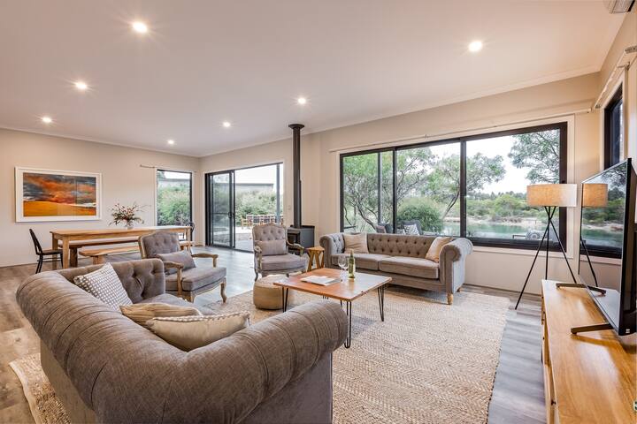 Bonnie: Lakeside Relaxation surrounded by Wineries gallery image 3