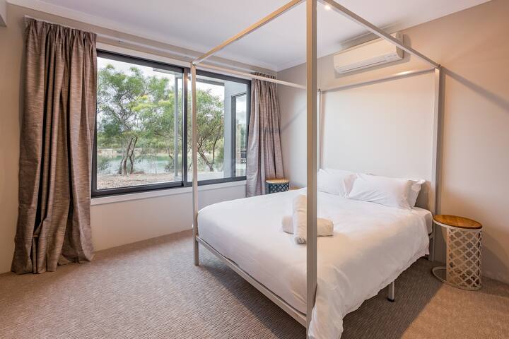 חדר שינה 3 כולל מיטת קווין סייז. קירור בכל החדרים שומר על טמפרטורה מתונה בזמן שאתם ישנים.