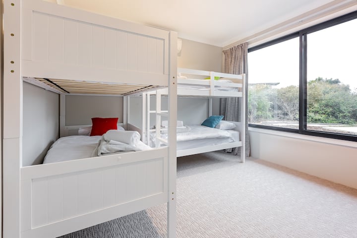 מתאים לילדים בלבד, בחדר השינה הרביעי יש שני סטים של מיטות קומתיים.