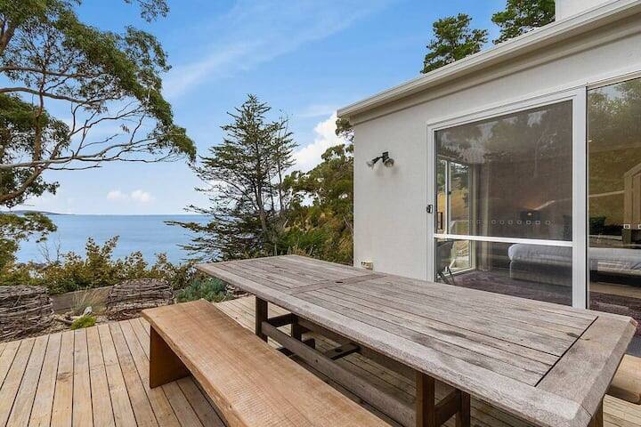 Hidden Bay Retreat 15 Min to Hobart, 5 Bed 3 Bath. gallery image 4
