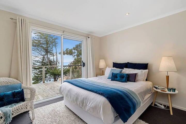 Hidden Bay Retreat 15 Min to Hobart, 5 Bed 3 Bath. gallery image 3