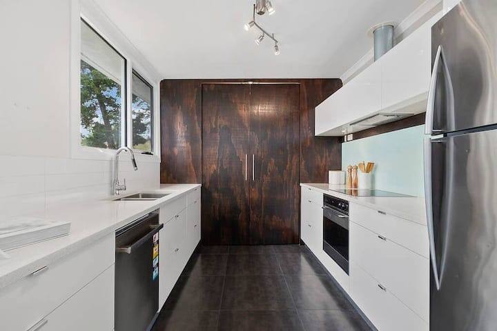 Hidden Bay Retreat 15 Min to Hobart, 5 Bed 3 Bath. gallery image 5