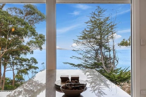 Hidden Bay Retreat 15 min to Hobart. 5 Bed 3 Bath.