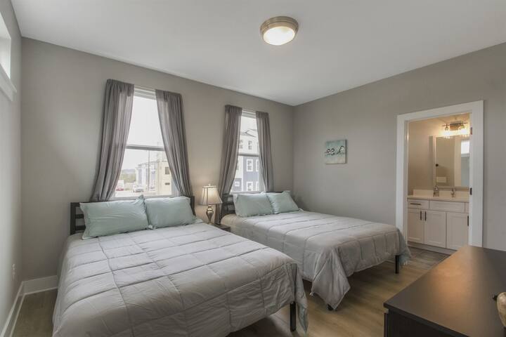 Treetop Terrace – 3 miles to stadium and downtown! gallery image 4