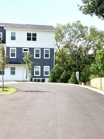 Treetop Terrace – 3 miles to stadium and downtown! gallery image 5