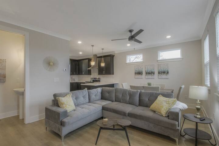 Treetop Terrace – 3 miles to stadium and downtown! gallery image 3